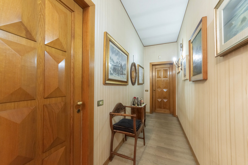 A pochi passi dal centro di Treviso, prestigiosa villa singola degli anni ’80. L’abitazione, sapi...