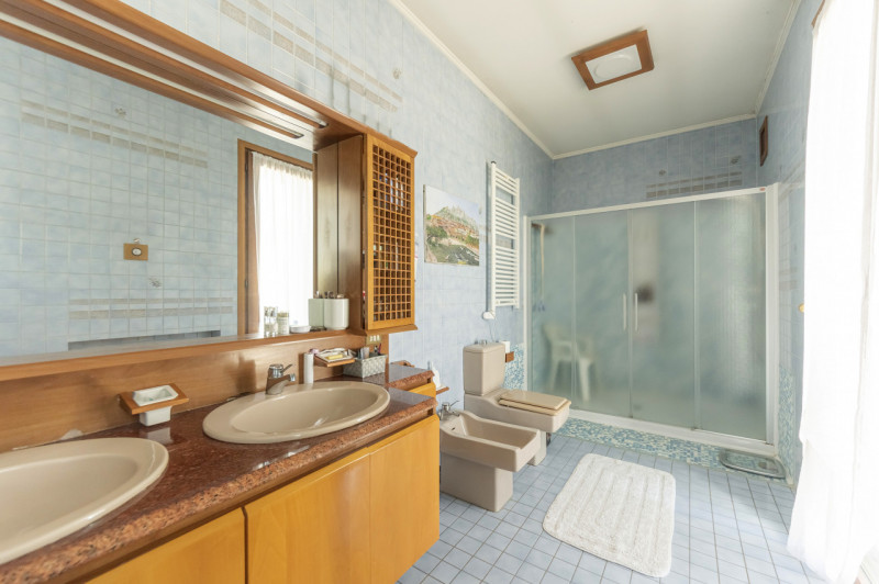 A pochi passi dal centro di Treviso, prestigiosa villa singola degli anni ’80. L’abitazione, sapi...