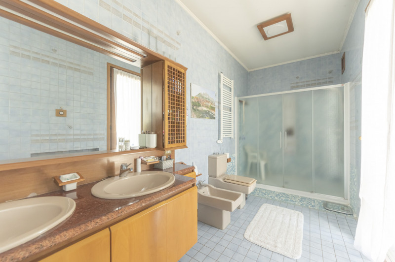 A pochi passi dal centro di Treviso, prestigiosa villa singola degli anni ’80. L’abitazione, sapi...