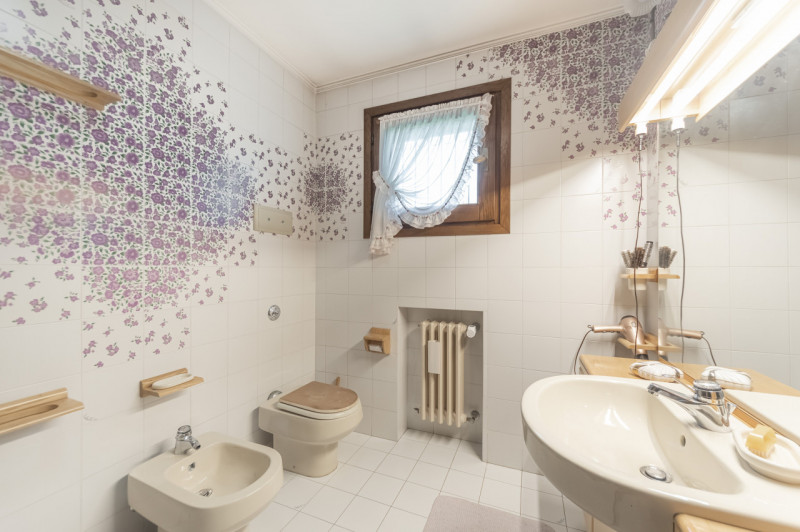 A pochi passi dal centro di Treviso, prestigiosa villa singola degli anni ’80. L’abitazione, sapi...