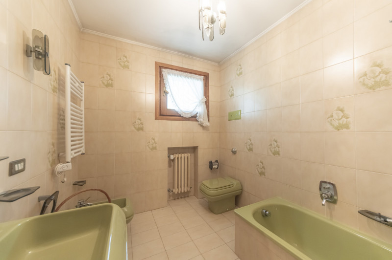 A pochi passi dal centro di Treviso, prestigiosa villa singola degli anni ’80. L’abitazione, sapi...