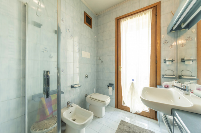 A pochi passi dal centro di Treviso, prestigiosa villa singola degli anni ’80. L’abitazione, sapi...