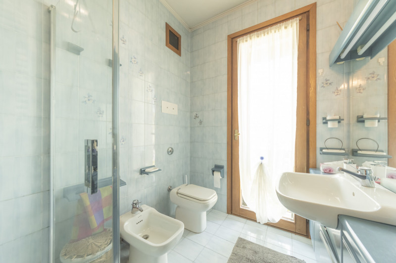 A pochi passi dal centro di Treviso, prestigiosa villa singola degli anni ’80. L’abitazione, sapi...