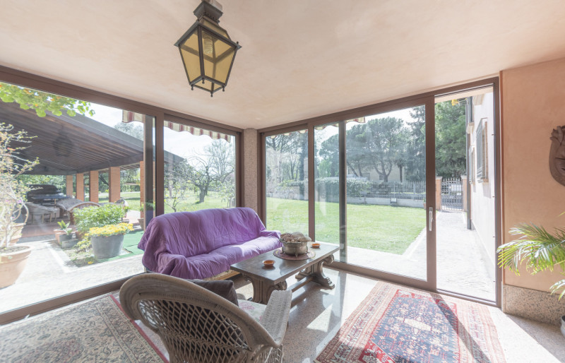 A pochi passi dal centro di Treviso, prestigiosa villa singola degli anni ’80. L’abitazione, sapi...