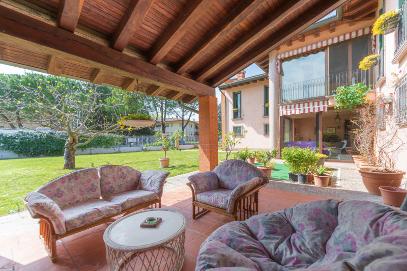 A pochi passi dal centro di Treviso, prestigiosa villa singola degli anni ’80. L’abitazione, sapi...