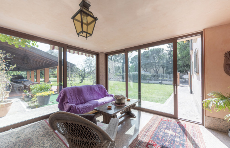 A pochi passi dal centro di Treviso, prestigiosa villa singola degli anni ’80. L’abitazione, sapi...