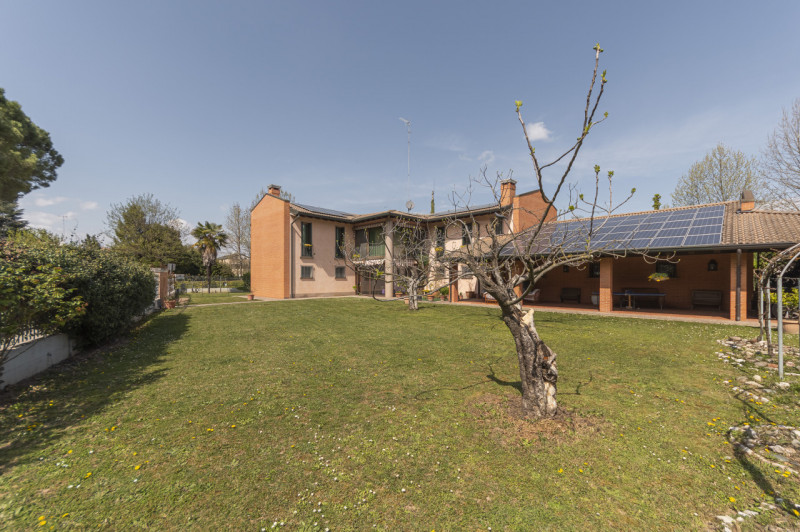 A pochi passi dal centro di Treviso, prestigiosa villa singola degli anni ’80. L’abitazione, sapi...