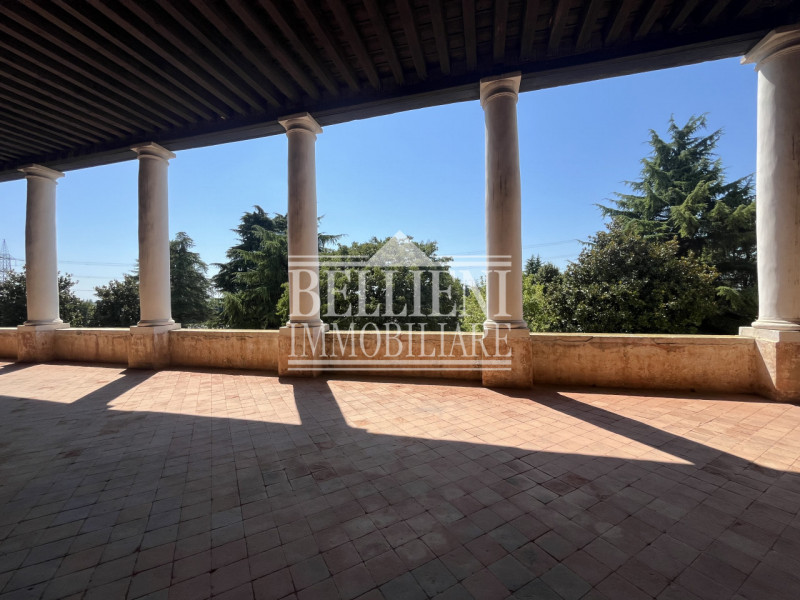 ZONA DUEVILLE - A soli 5 minuti dall'ingresso dell'autostrada Valdastico, proponiamo in vendita u...