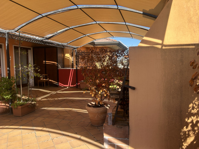 In un quartiere residenziale tranquillo e comodo a tutti i servizi, proponiamo un attico al secon...