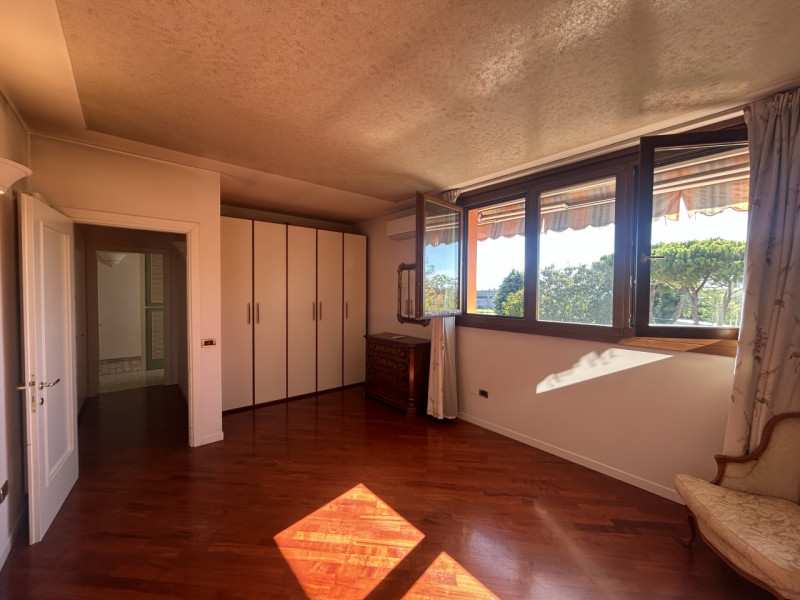 In un quartiere residenziale tranquillo e comodo a tutti i servizi, proponiamo un attico al secon...