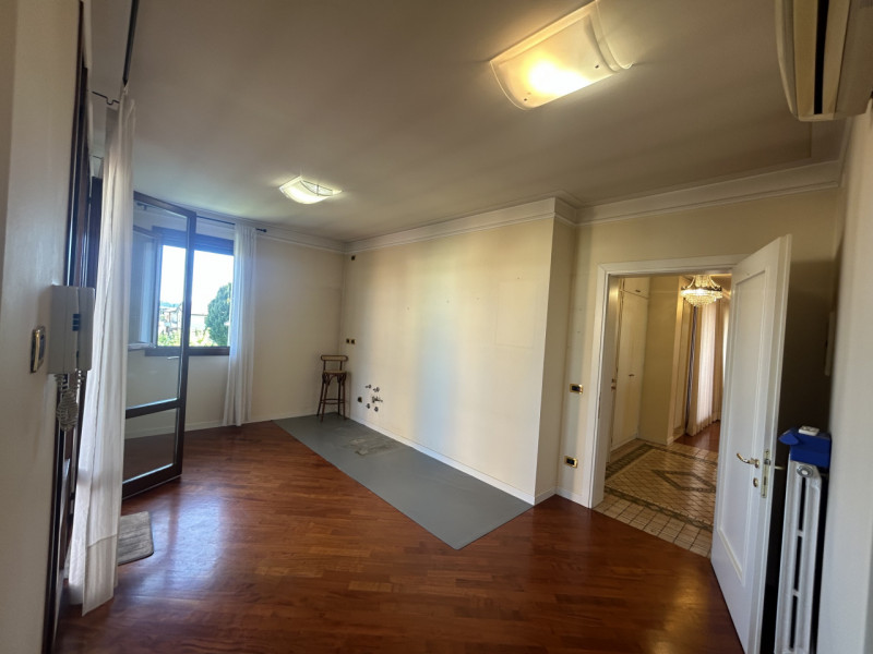 In un quartiere residenziale tranquillo e comodo a tutti i servizi, proponiamo un attico al secon...