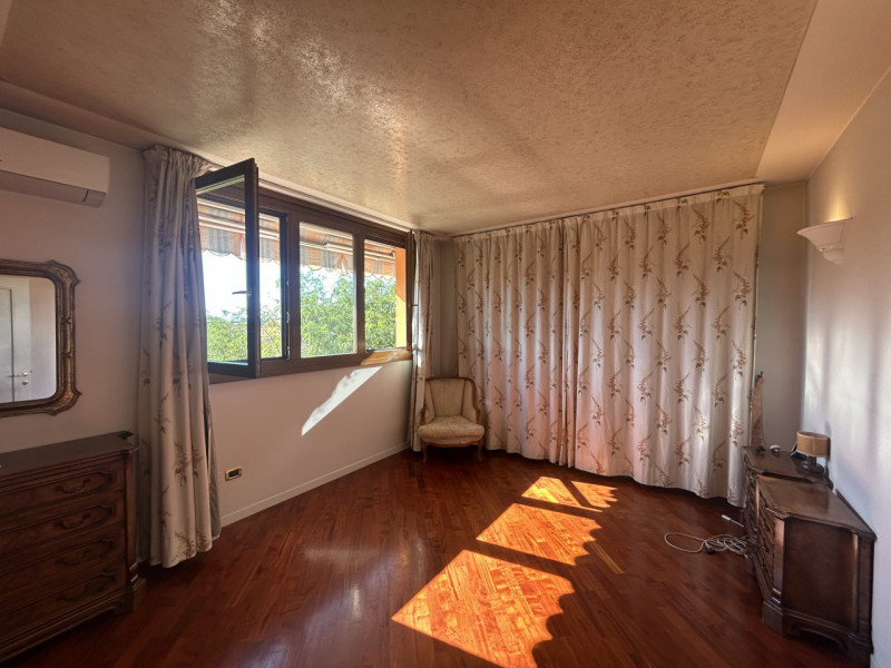 In un quartiere residenziale tranquillo e comodo a tutti i servizi, proponiamo un attico al secon...