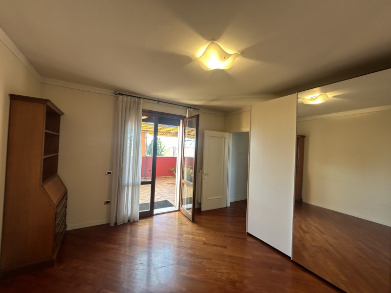 In un quartiere residenziale tranquillo e comodo a tutti i servizi, proponiamo un attico al secon...