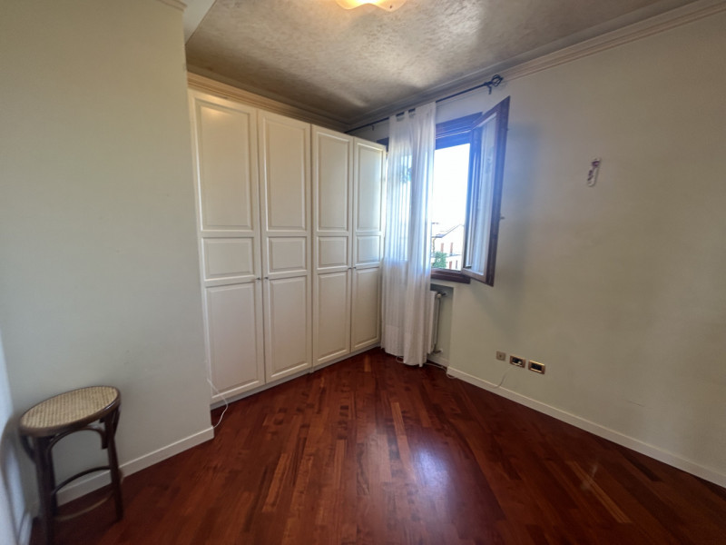 In un quartiere residenziale tranquillo e comodo a tutti i servizi, proponiamo un attico al secon...