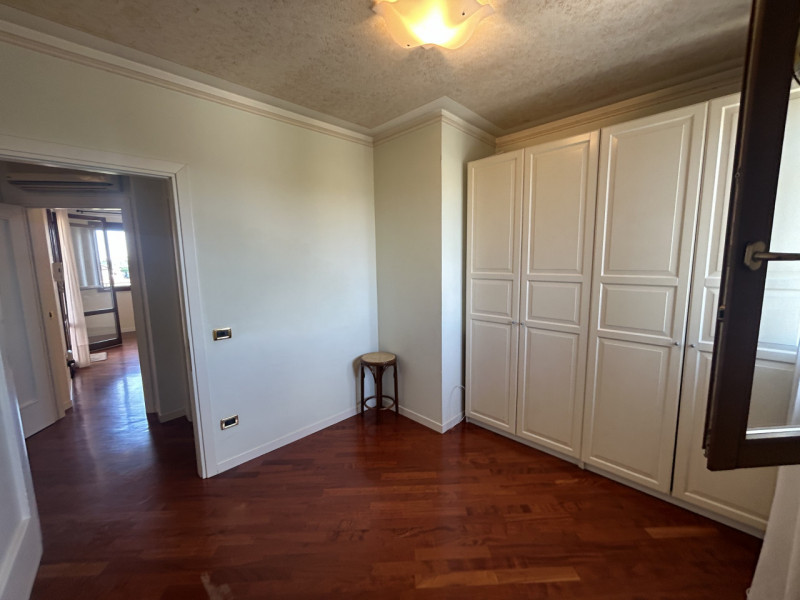 In un quartiere residenziale tranquillo e comodo a tutti i servizi, proponiamo un attico al secon...