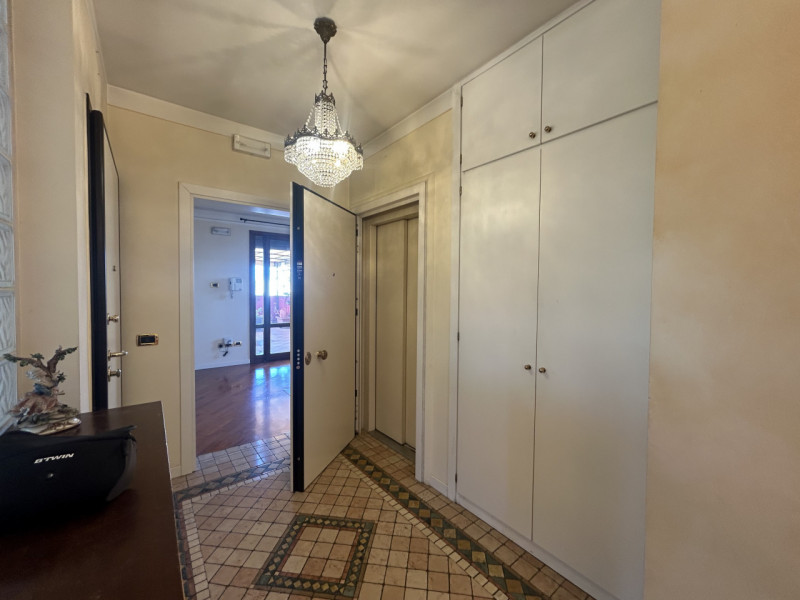 In un quartiere residenziale tranquillo e comodo a tutti i servizi, proponiamo un attico al secon...