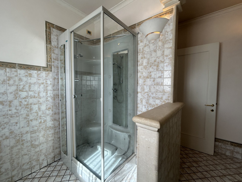 In un quartiere residenziale tranquillo e comodo a tutti i servizi, proponiamo un attico al secon...