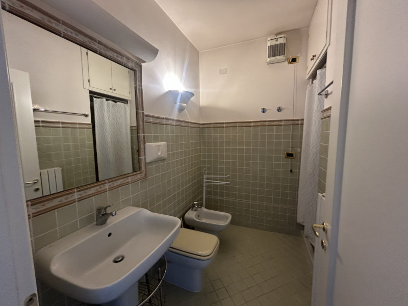 In un quartiere residenziale tranquillo e comodo a tutti i servizi, proponiamo un attico al secon...