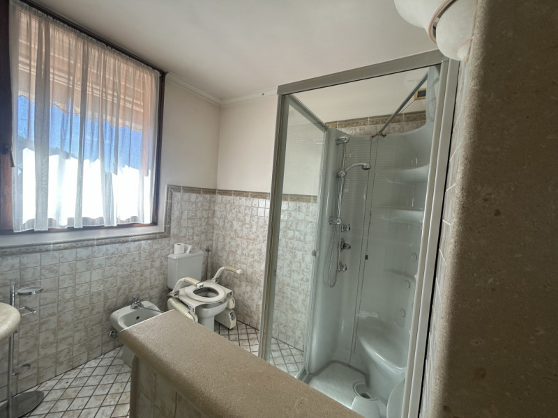 In un quartiere residenziale tranquillo e comodo a tutti i servizi, proponiamo un attico al secon...