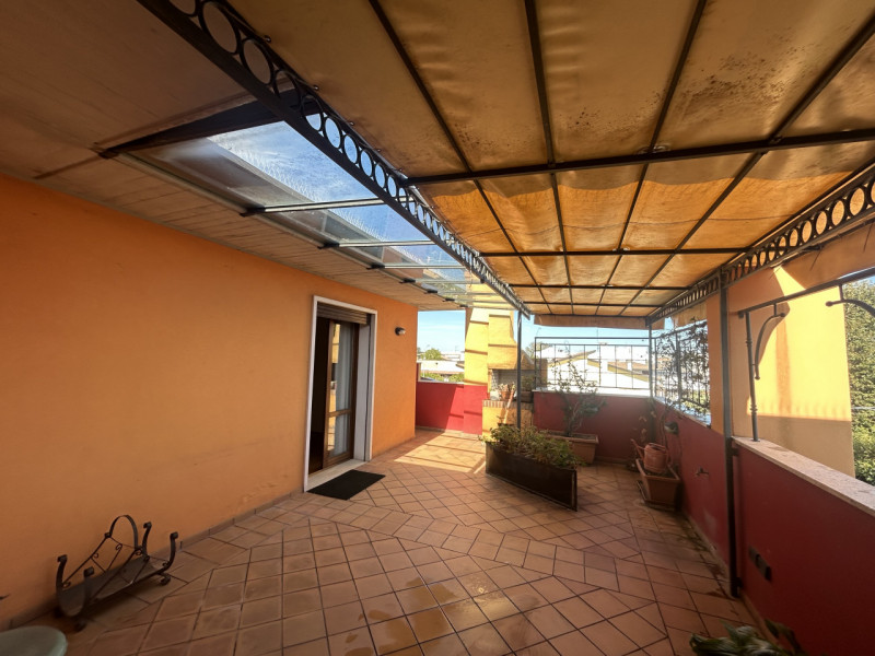 In un quartiere residenziale tranquillo e comodo a tutti i servizi, proponiamo un attico al secon...