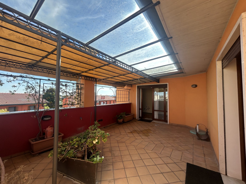 In un quartiere residenziale tranquillo e comodo a tutti i servizi, proponiamo un attico al secon...