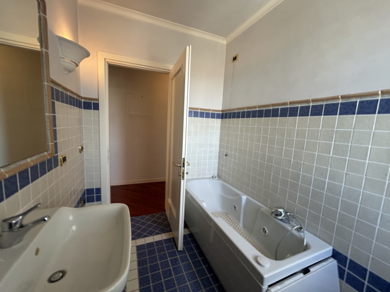 In un quartiere residenziale tranquillo e comodo a tutti i servizi, proponiamo un attico al secon...