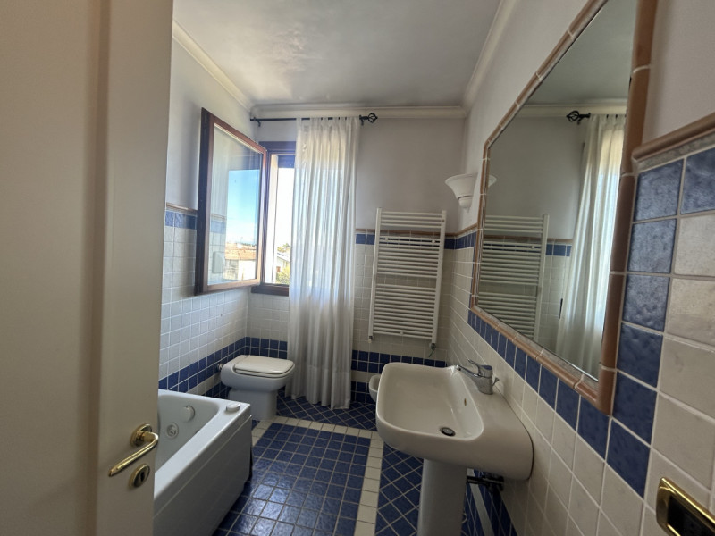 In un quartiere residenziale tranquillo e comodo a tutti i servizi, proponiamo un attico al secon...