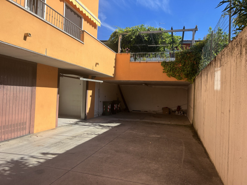 In un quartiere residenziale tranquillo e comodo a tutti i servizi, proponiamo un attico al secon...