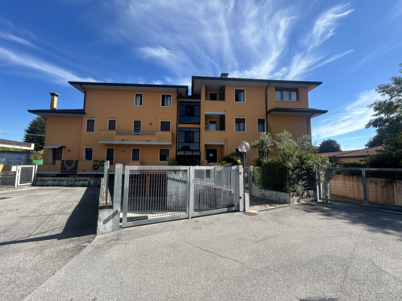 In un quartiere residenziale tranquillo e comodo a tutti i servizi, proponiamo un attico al secon...