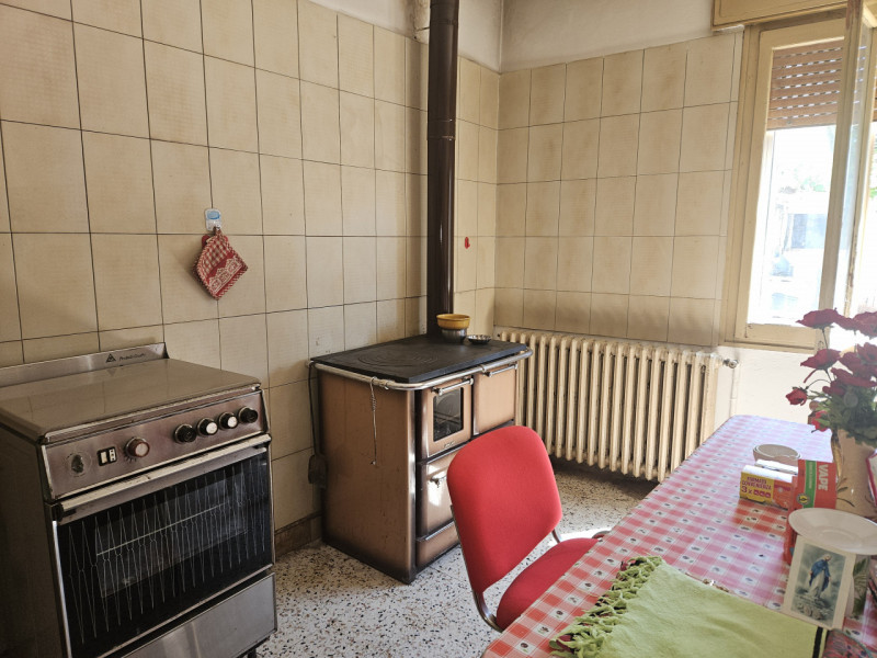 In vendita, proponiamo questa spaziosa casa singola di circa 270 mq situata in una posizione tran...