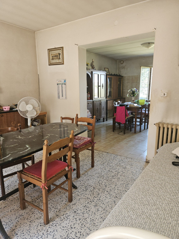 In vendita, proponiamo questa spaziosa casa singola di circa 270 mq situata in una posizione tran...