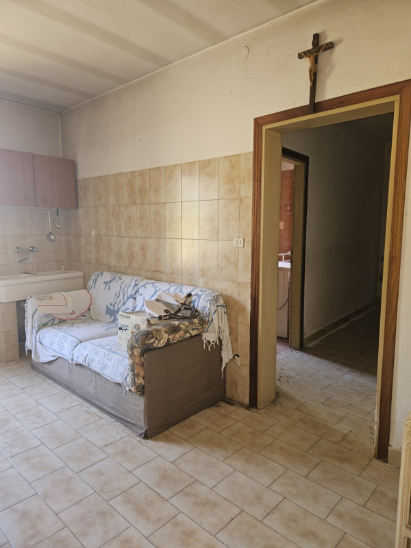 In vendita, proponiamo questa spaziosa casa singola di circa 270 mq situata in una posizione tran...