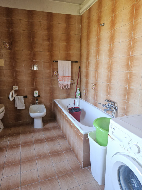 In vendita, proponiamo questa spaziosa casa singola di circa 270 mq situata in una posizione tran...