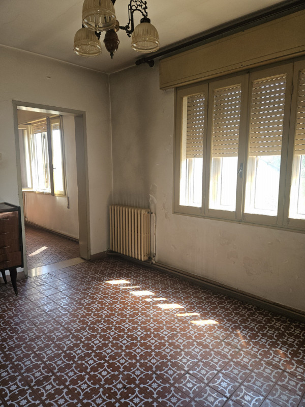 In vendita, proponiamo questa spaziosa casa singola di circa 270 mq situata in una posizione tran...