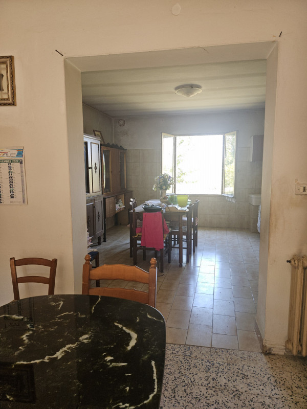 In vendita, proponiamo questa spaziosa casa singola di circa 270 mq situata in una posizione tran...