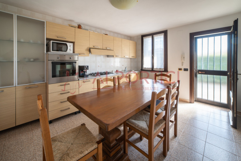 prozzolo di CAMPONOGARA - Proponiamo in vendita bifamiliare orizzontale intera, composta da un ap...