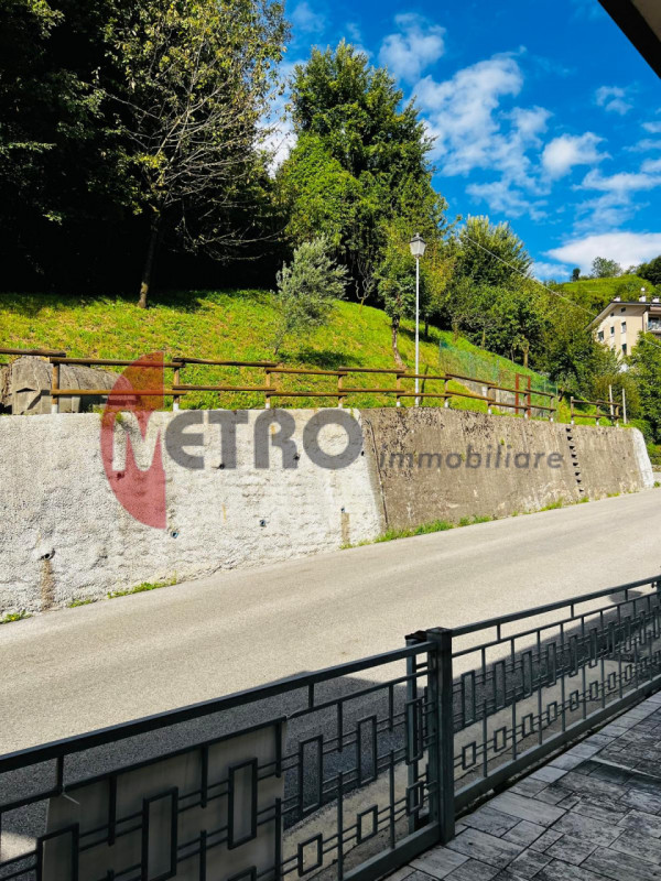 In frazione Rovegliana, sopra Recoaro Terme, in contesto bifamiliare tranquillo e panoramico. Vis...