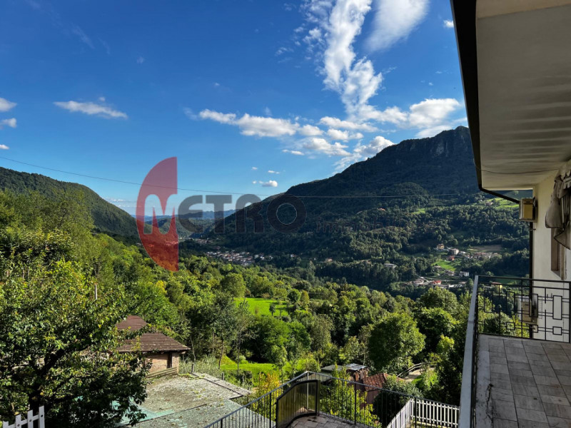 In frazione Rovegliana, sopra Recoaro Terme, in contesto bifamiliare tranquillo e panoramico. Vis...