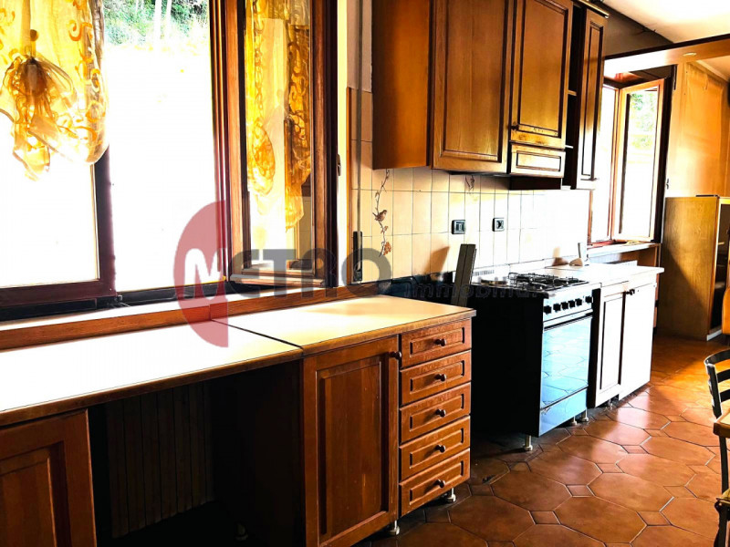 In frazione Rovegliana, sopra Recoaro Terme, in contesto bifamiliare tranquillo e panoramico. Vis...