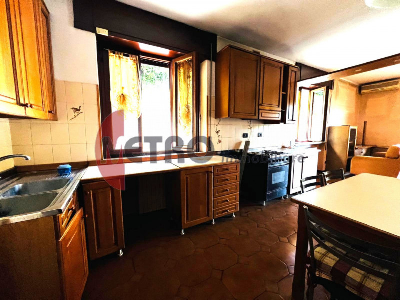 In frazione Rovegliana, sopra Recoaro Terme, in contesto bifamiliare tranquillo e panoramico. Vis...