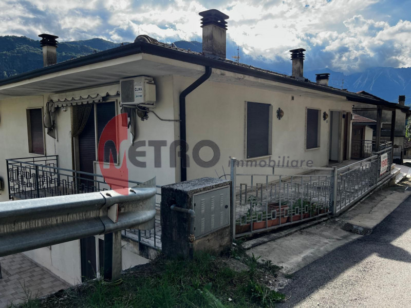 In frazione Rovegliana, sopra Recoaro Terme, in contesto bifamiliare tranquillo e panoramico. Vis...