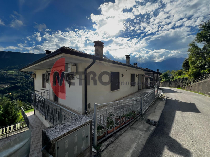 In frazione Rovegliana, sopra Recoaro Terme, in contesto bifamiliare tranquillo e panoramico. Vis...