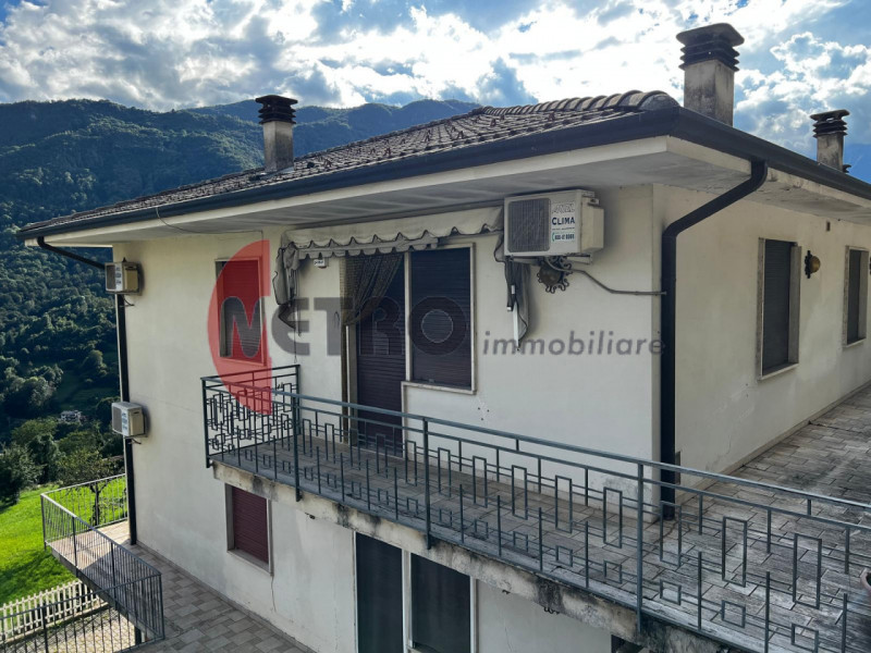 In frazione Rovegliana, sopra Recoaro Terme, in contesto bifamiliare tranquillo e panoramico. Vis...