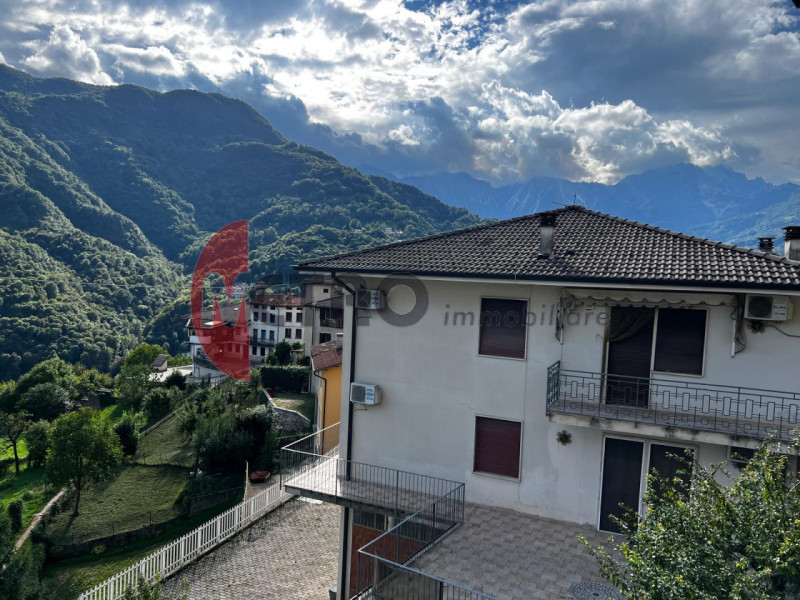 In frazione Rovegliana, sopra Recoaro Terme, in contesto bifamiliare tranquillo e panoramico. Vis...