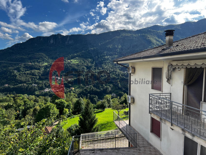 In frazione Rovegliana, sopra Recoaro Terme, in contesto bifamiliare tranquillo e panoramico. Vis...