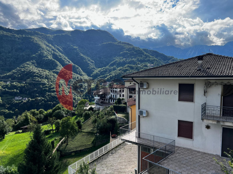 In frazione Rovegliana, sopra Recoaro Terme, in contesto bifamiliare tranquillo e panoramico. Vis...
