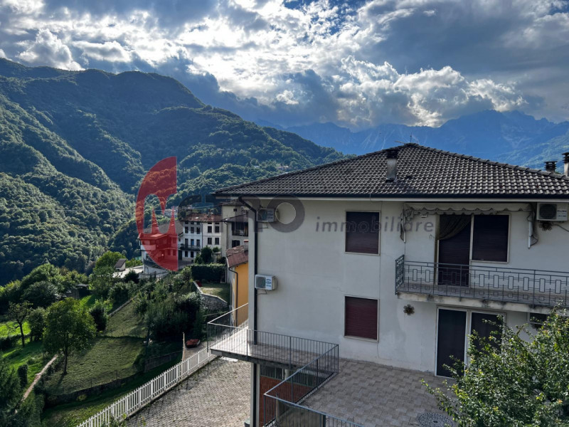 In frazione Rovegliana, sopra Recoaro Terme, in contesto bifamiliare tranquillo e panoramico. Vis...