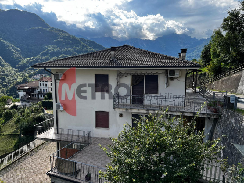 In frazione Rovegliana, sopra Recoaro Terme, in contesto bifamiliare tranquillo e panoramico. Vis...