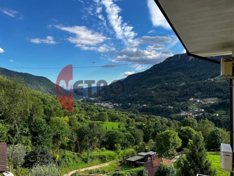 In frazione Rovegliana, sopra Recoaro Terme, in contesto bifamiliare tranquillo e panoramico. Vis...