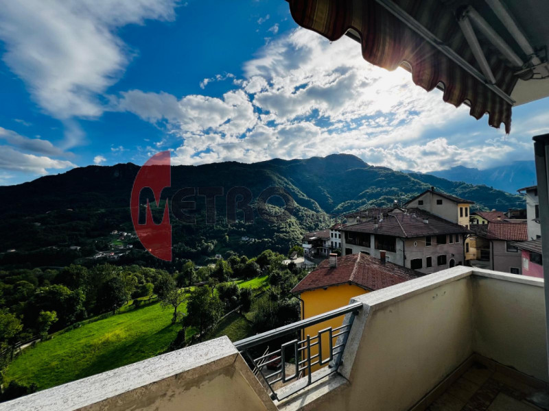 In frazione Rovegliana, sopra Recoaro Terme, in contesto bifamiliare tranquillo e panoramico. Vis...